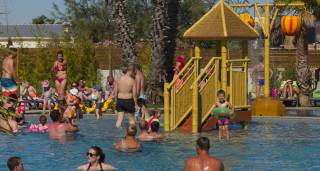 Jeux aquatiques et piscine camping les Dunes Torreilles Plage