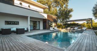 Vue piscine d'une villa de luxe au Cap d'Agde