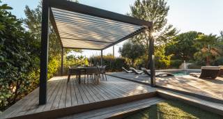 Vue pergola bioclimatique d'une villa de luxe au Cap d'Agde