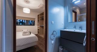 Vue salle de bain sur chambre double d'une villa de luxe au Cap d'Agde