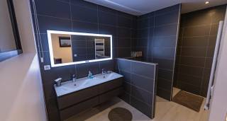 Salle de bain suite parentale d'une villa de luxe au Cap d'Agde