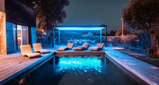 Vue de nuit d'une villa de luxe au Cap d'Agde