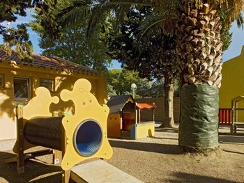 l'aire de jeux des enfants du Camping Le Roussillon